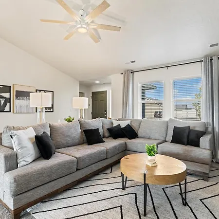 Modern Comfort Caldwell 3B2B Home Sleeps 8!